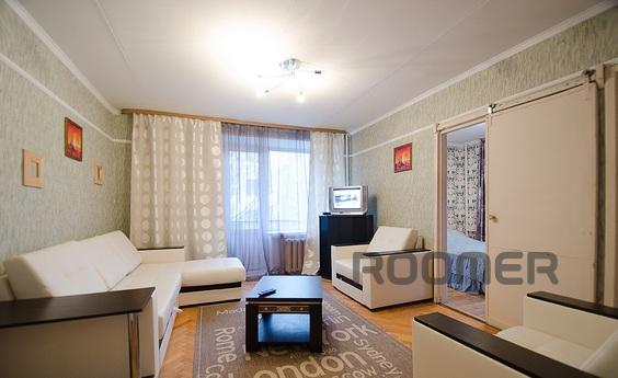 Большая двухкомнатная квартира посуточно удобно расположена 