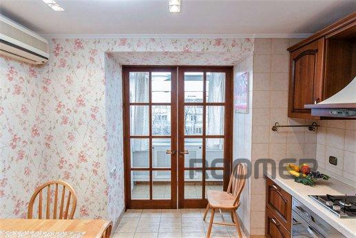 3-х кімнатна квартира, Достик 117В, Алмати - квартира подобово