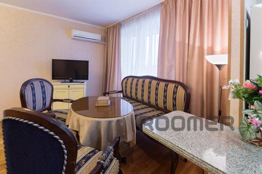 We offer daily and hourly luxury 2-bedroom apartment in a cl