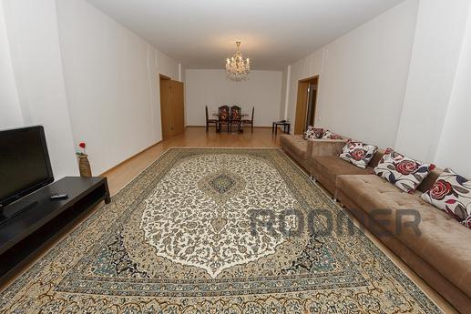 2 bedroom apartment with hotel service, Астана - квартира подобово