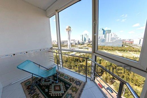 Luxury 3 bedroom overlooking LCD Nursaya, Астана - квартира подобово