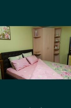 Меблі та посуд