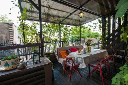 Apartment with a private terrace in a quiet side street 10 m