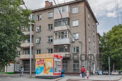 2 square meters near the shopping center, Новосибірськ - квартира подобово
