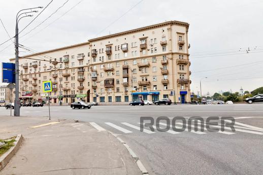 A huge apartment near the metro, Москва - квартира подобово