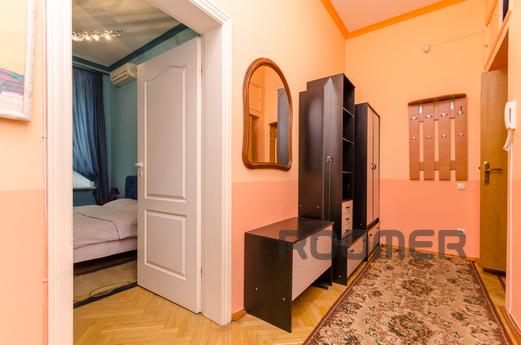 Apartment with 2 bedrooms on Tolstoy, Kyiv - apartment by the day