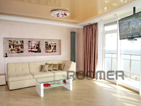 We rent  luxury apartment in the center of Dnepr, in a luxur