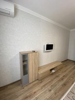 One bedroom apartment in a new building, Kyiv - apartment by the day