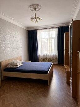 Здам подобово та погодинно простору 2-кімнатну квартиру біля