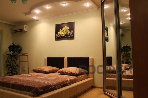 Flat for rent (200 USD) and hourly (UAH 100 W h). Furnished 