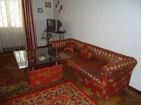 The apartment was 3 minutes walk from the Opera House, in th