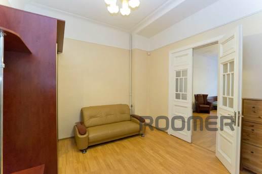 Huge apartment in the heart of St. Peter, Saint Petersburg - apartment by the day