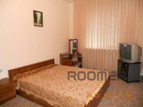 the apartment with parking in a center, Dnipro (Dnipropetrovsk) - apartment by the day