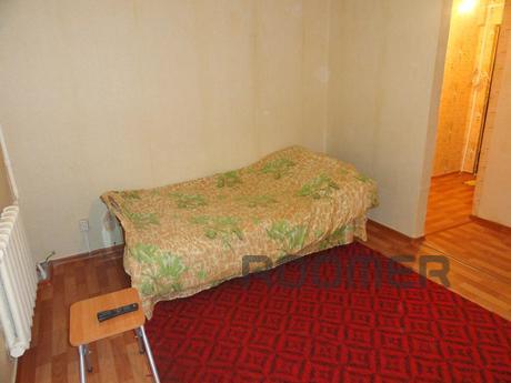 Хороший ремонт, меблі, в кімнаті простора ліжко, столик з те
