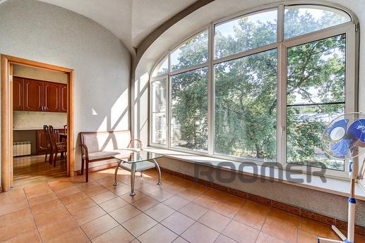 3-bedroom apartment with designer renovation with glassed lo
