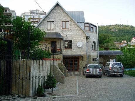 Здається на тривалий час будинок в зеленій зоні Ялти (Крим).