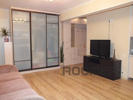 Modern studio apartment with excellent repair is located on 