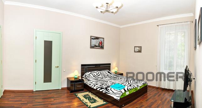 Bright, cozy 2-bedroom apartment! In the kitchen, a large di