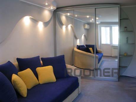 1 bedroom studio apartment with designer renovation, is loca