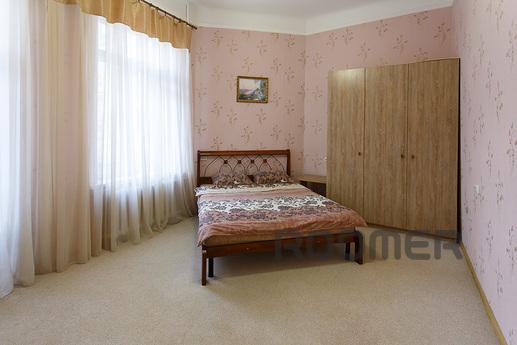 Quiet, comfortable, spacious apartment in the center of Kiev