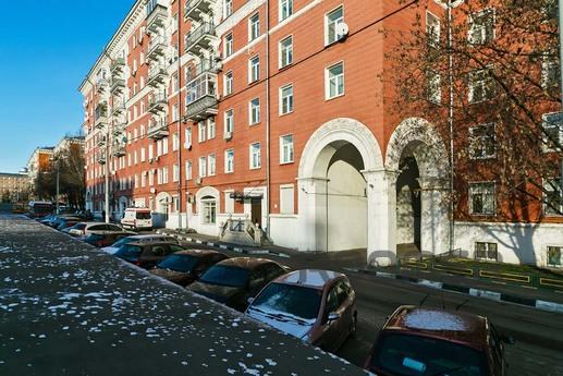 Простора квартира м. Університет, Москва - квартира подобово