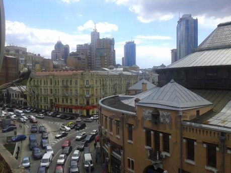 Исторический центр Киева.Рядом торгово-развлекательный центр