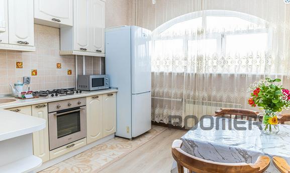 Bright spacious three-room apartment, Алмати - квартира подобово