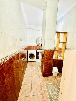 Bright spacious three-room apartment, Алмати - квартира подобово