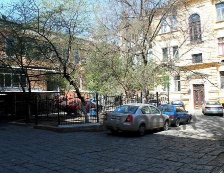 Center of the Deribasovskaya district, Odessa - apartment by the day