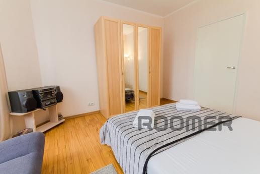 Spacious 3 apartment with two bathrooms, Москва - квартира подобово