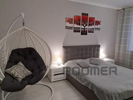 Здається сучасна квартира. В квартирі є всі необхідні меблі 