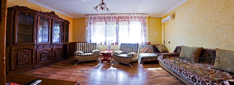 Large apartment in the city center, Almaty - apartment by the day