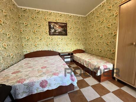 3х-місні окремі кімнати, у кожній кімнаті. холодильник.
Закр