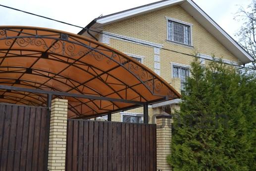 Предлагаем проживать на территории коттеджа. Сдаются койко-м