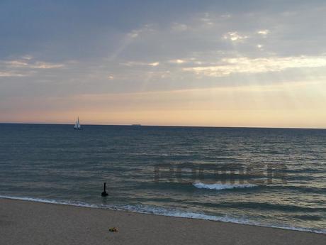Cottage by the sea (1st line), Odessa - apartment by the day