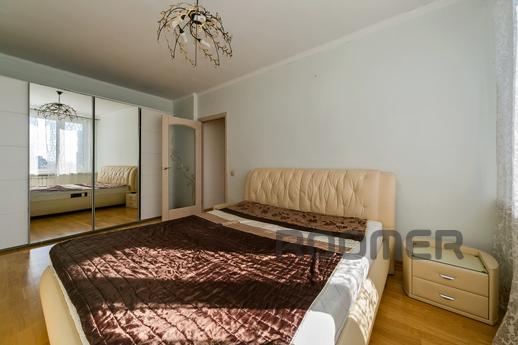 1-2 people 6000 rubles / day, 3-4 people 6500 rubles / day, 
