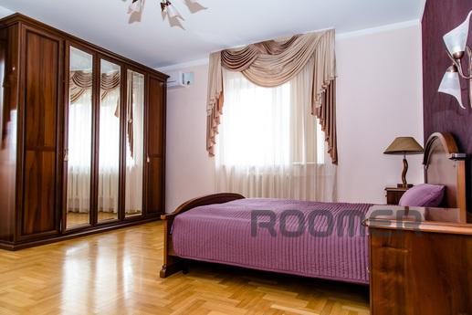 Двомісний номер з італійськими меблями і широким ліжком з ор